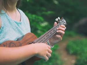 Dette er forskjellene du må vite mellom ukulele og gitar